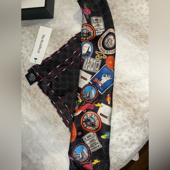 100% Gucci Silk Monogram Courrier Print Scarf - Picture 13 of 13